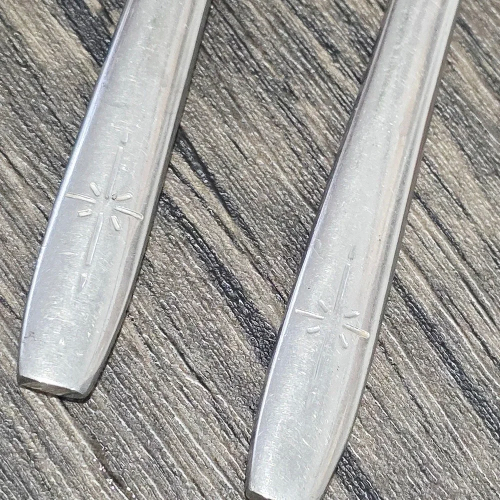 Set of 2 Stainless Steel Butter Knives Starburst Pattern Taiwan‎
